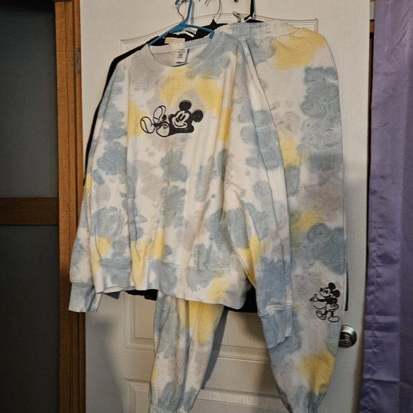 Mickey Mouse jogging outfit. - Picture 4 of 5